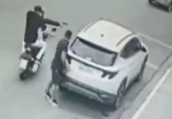 Young man riding his car executed by sicario in front of his family 