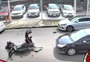 Criminal on motorcycle crashed by good samaritan 
