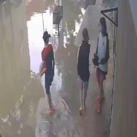 Dude Gets Electrocuted While Walking on Waterlogged Street In Argentina