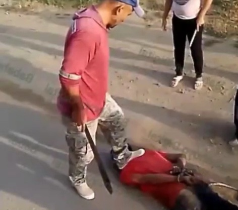 Thief captured, tied up and left on street untill the police arrives