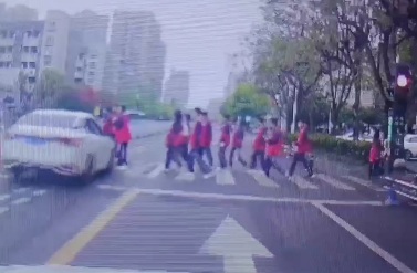 Students crossing street crashed by speeding car 