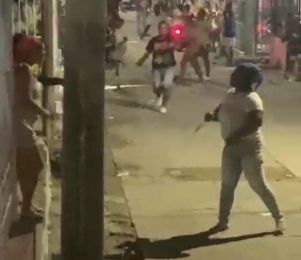 Massive neighborhood fight with stones and knives in cartagena