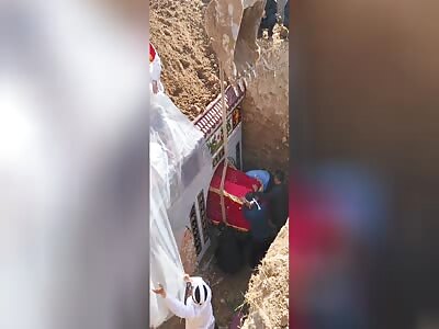 tomb burial structure falls and crushes 5 people (no watermark)