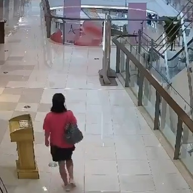Woman Jumps From 3th Floor of Shopping Mall