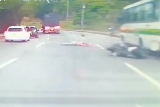 [BRAIN ON THE ASPHALT]Speeding Motorcyclist fall under running truck 