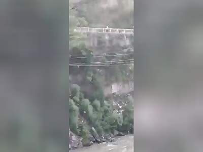 Man jumps off bridge to avoid arrest by police in Pakistan