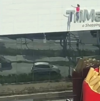 Woman jumps from the roof of a shopping center in Brazil