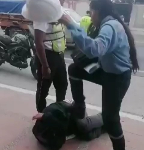Thief captured by police and punished by the victim 