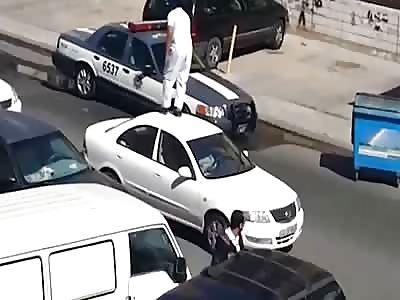 Drunk Kuwaiti Man Knocks Out a Cop by Karate Kick 