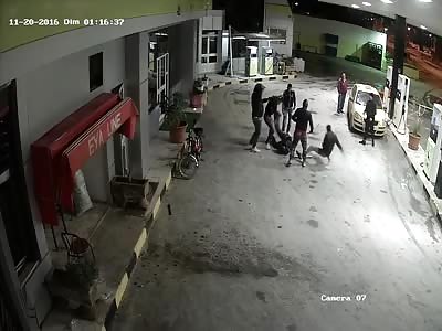 Man Beaten and Stomped to Death by Gang Inside a Gas Station 