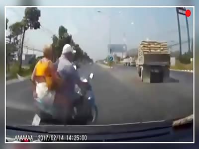 German Couple Killed in Thailand in a Road Accident (Dashcam)