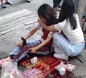 [BLOODY MESS]Chinese woman stabbed by ex-husband 