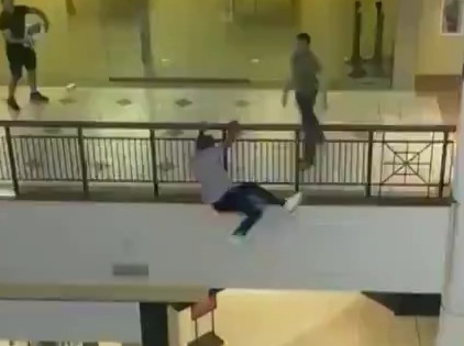 Thief jump and crashed his legs after stealing phone 