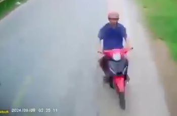 Chinese man riding a speeding moped crashed hard into bus 