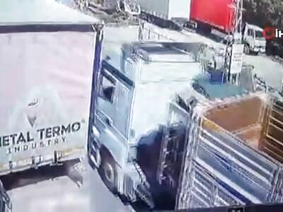 Man seriously injured after being crushed by truck in Türkiye