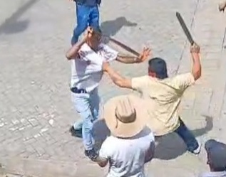 Machete fight in middle of street 