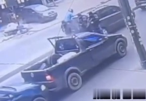 Man is surrounded and machine-gunned while waiting at traffic lights.