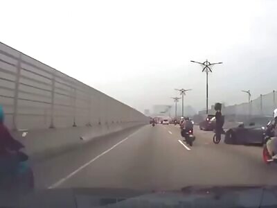 Dude riding in cars blind-spot pays the price 