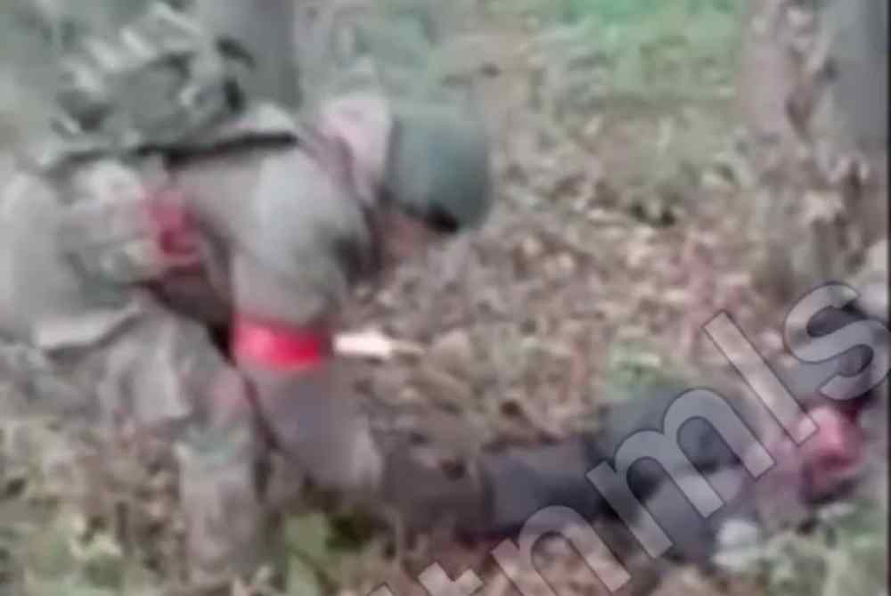 Russian soldier executes Ukrainian terrorist with his own boot.  