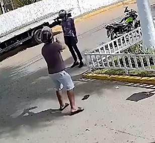 motorcycle taxi driver murdered by police officer, then the killer was beaten