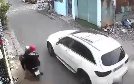 Chinese man riding a moped crashed dead 