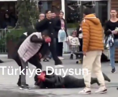 Lunatic Turkish man stab his friend in front of police officers 