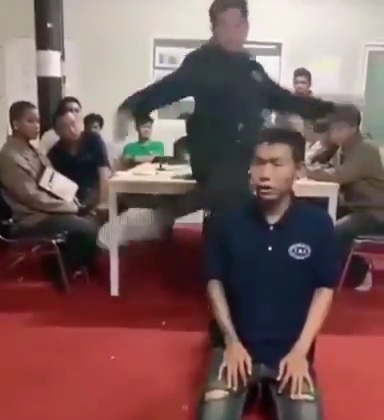 Chinese factory supervisor savagely punished lazy worker 