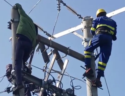 Man Gets Electrocuted While Attempting to Steal Power Cables from pole