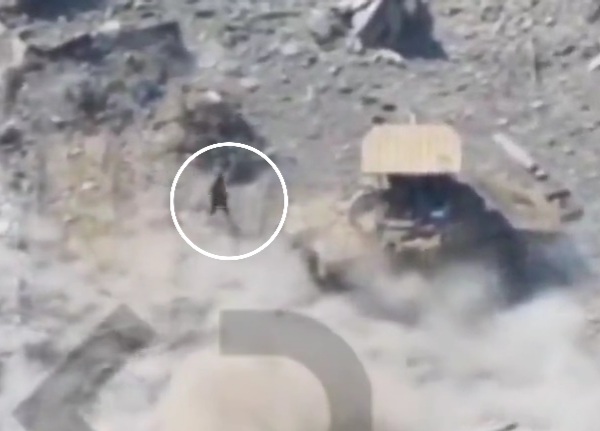 qassami fighter blowing up two Israeli tank 