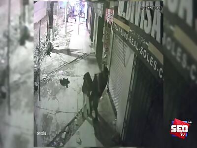 Violent robbery of a woman in Colombia