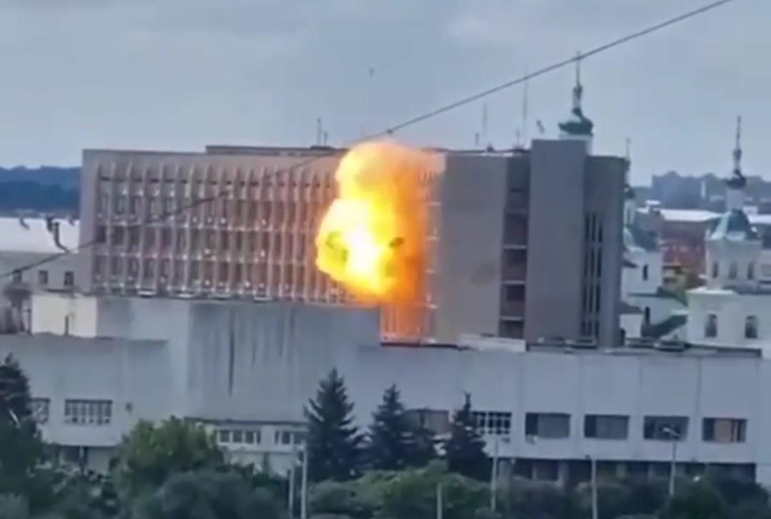 Ukrainian apartments attacked by a Russian drone. 