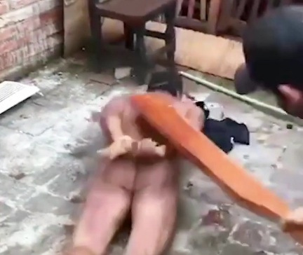 Thief handcuffed and savagely punished for stealing from the wrong peo