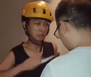 Delivery man had enough,pull out a knife and slashed his client throat