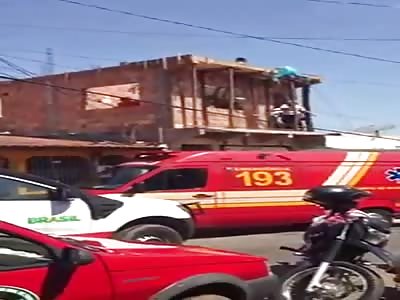 Man Risks his Life to Save Another who was Electrocuted on the Rooftop