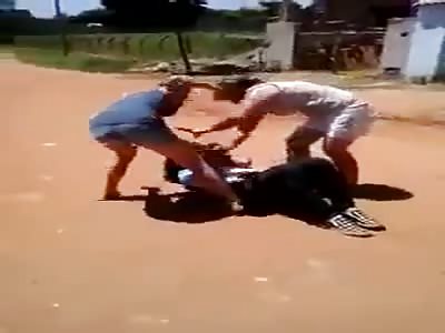 Mother and daughter beat up girl.