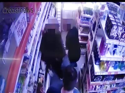 Shop CCTV captures violent thugs attack a man with hammer