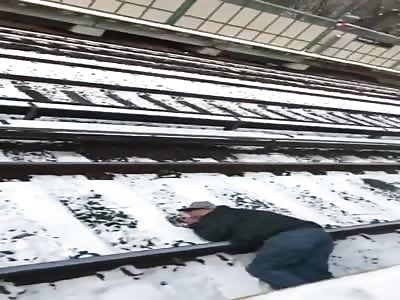 Good Samaritans Rescue Man From Subway Tracks 