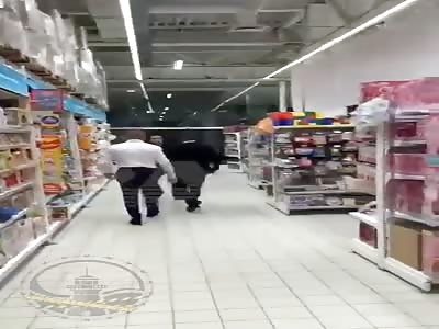 Two security guards vs bad ass thief 