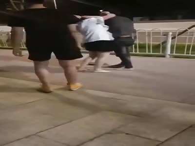 Abusive crazy Chinese asshole beat savagely his girlfriend 