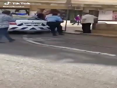 aggressive African immigrant violently attacks a policeman in Lis