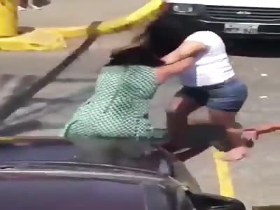 Latina bitches fighting in street 