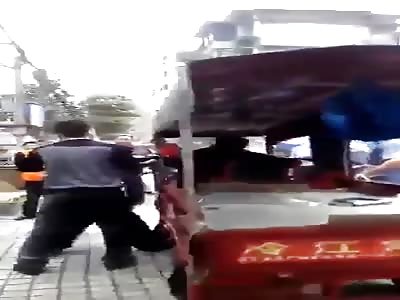 Tuktuk driver killed when thrown to the floor.