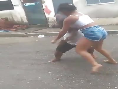 Prostitute beating the shit out of midget for not paying the blowjob 