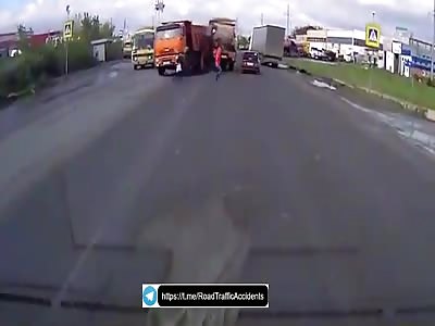 [ close call ]Shocking accident between two big truck  
