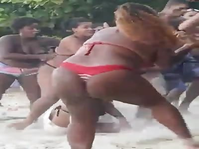 Young man gets hard beating in some Brazilian beach 