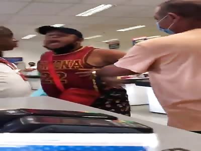 Crazy fight in supermarket for not wearing mask 