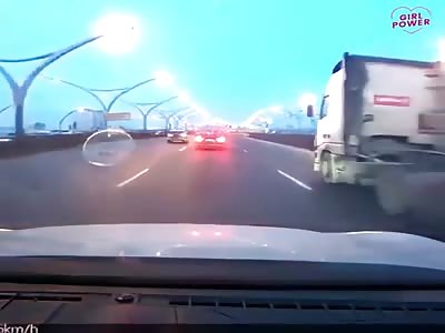 Idiot stops in the middle carriageway.