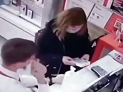 Russian woman fail to robbing a smartphone boutique owner 