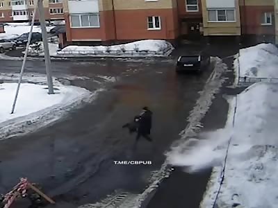 Mother Saved Daughter from Falling Snow Block 
