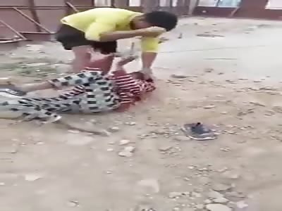 Pakistani mentally ill man savagely beaten by Indian asshole 